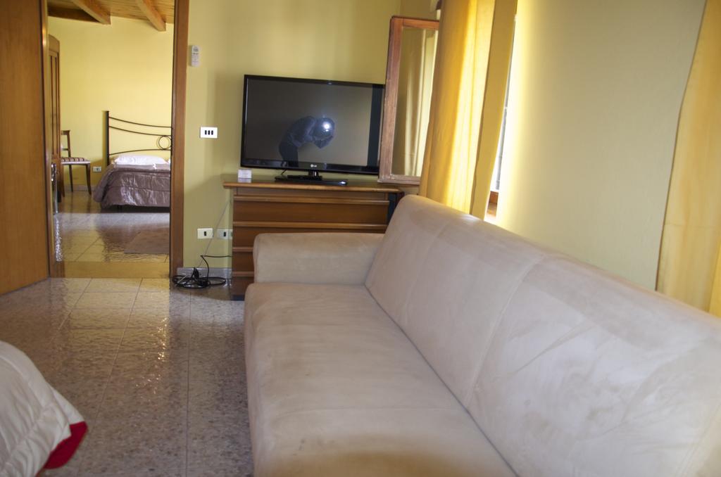 Locanda Al Centrale Caprino Veronese Buitenkant foto